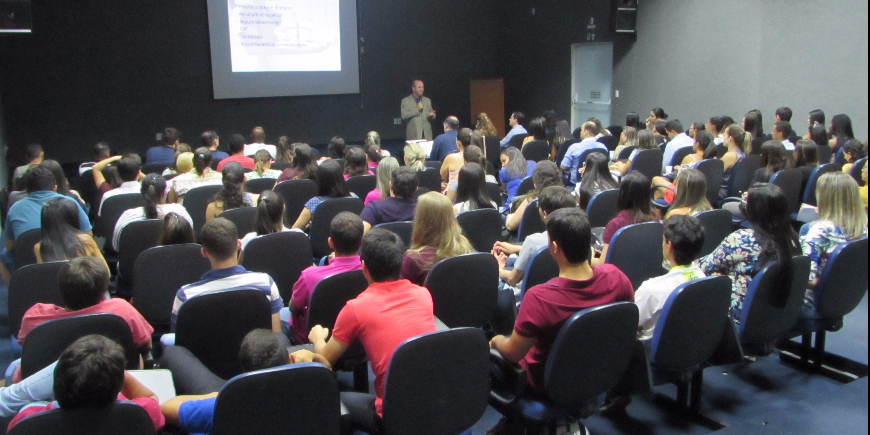 ALUNOS DE CIÊNCIAS CONTÁBEIS PARTICIPAM DE PALESTRA DO CRCMG
