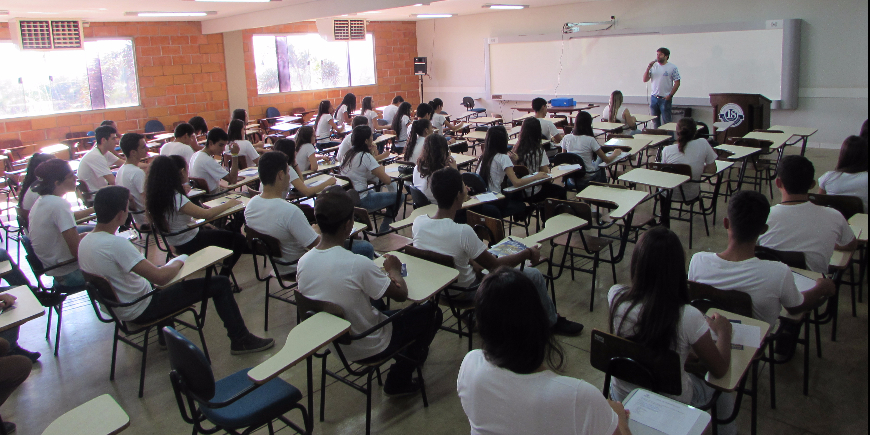 ESTUDANTES VISITAM A TRADICIONAL FEIRA DE PROFISSÕES DA FAMA