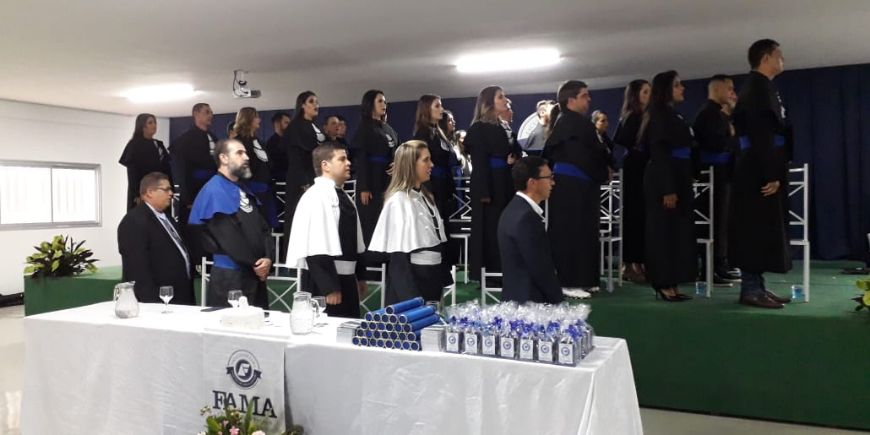 FACULDADE FAMA GRADUA ALUNOS DE TRÊS CURSOS