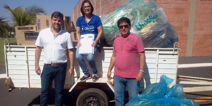 FAMA ARRECADA GARRAFAS PETS PARA A DECORAÇÃO DE NATAL