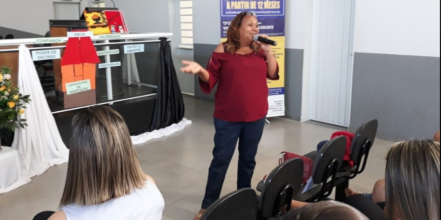 PROFESSORA DA FAMA PARTICIPA DO "V SIMPÓSIO DE EDUCAÇÃO" DE LIMEIRA DO OESTE