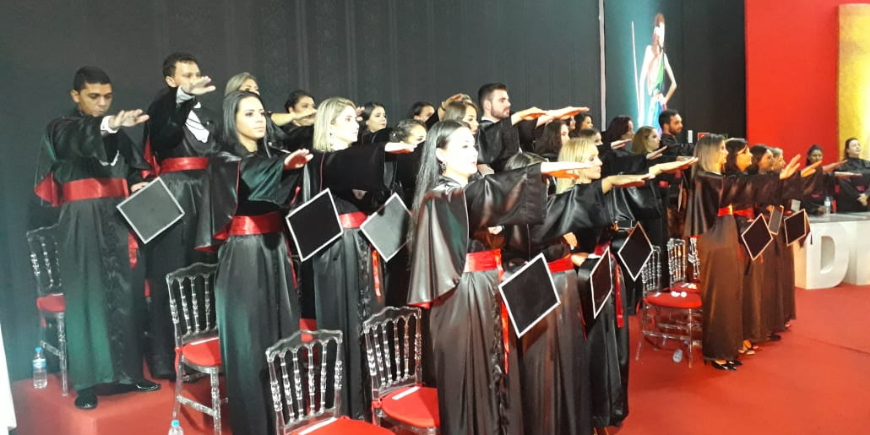 TURMA DE DIREITO DA FAMA COLAM GRAU EM CERIMÔNIA SOLENE