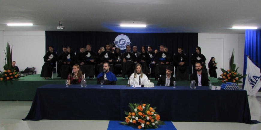 TURMA DE ENGENHARIA CIVIL DA FAMA COLAM GRAU EM CERIMÔNIA SOLENE