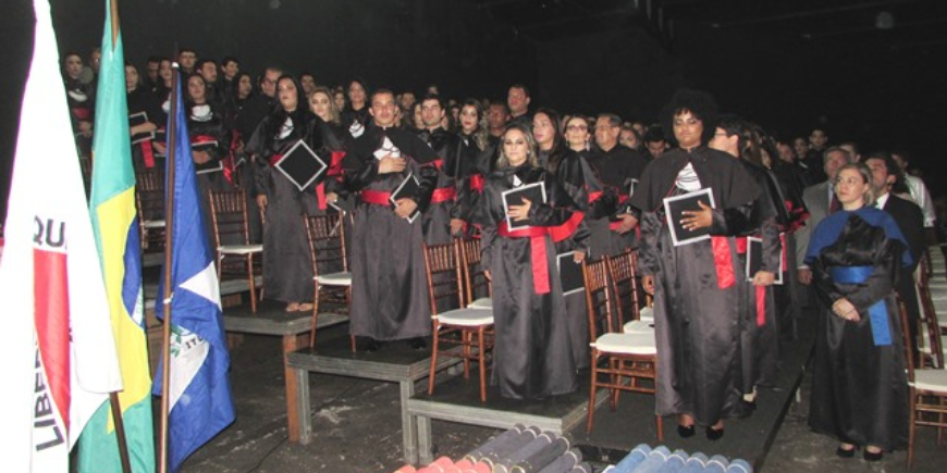 QUATRO CURSOS DA FAMA COLAM GRAU EM CERIMÔNIA NO TERRA VILLE